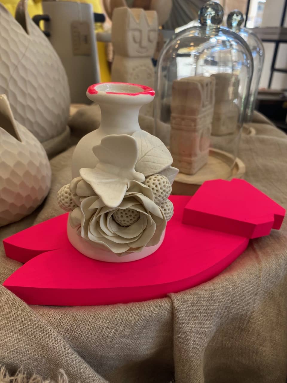 Vase en porcelaine sur sa cigale